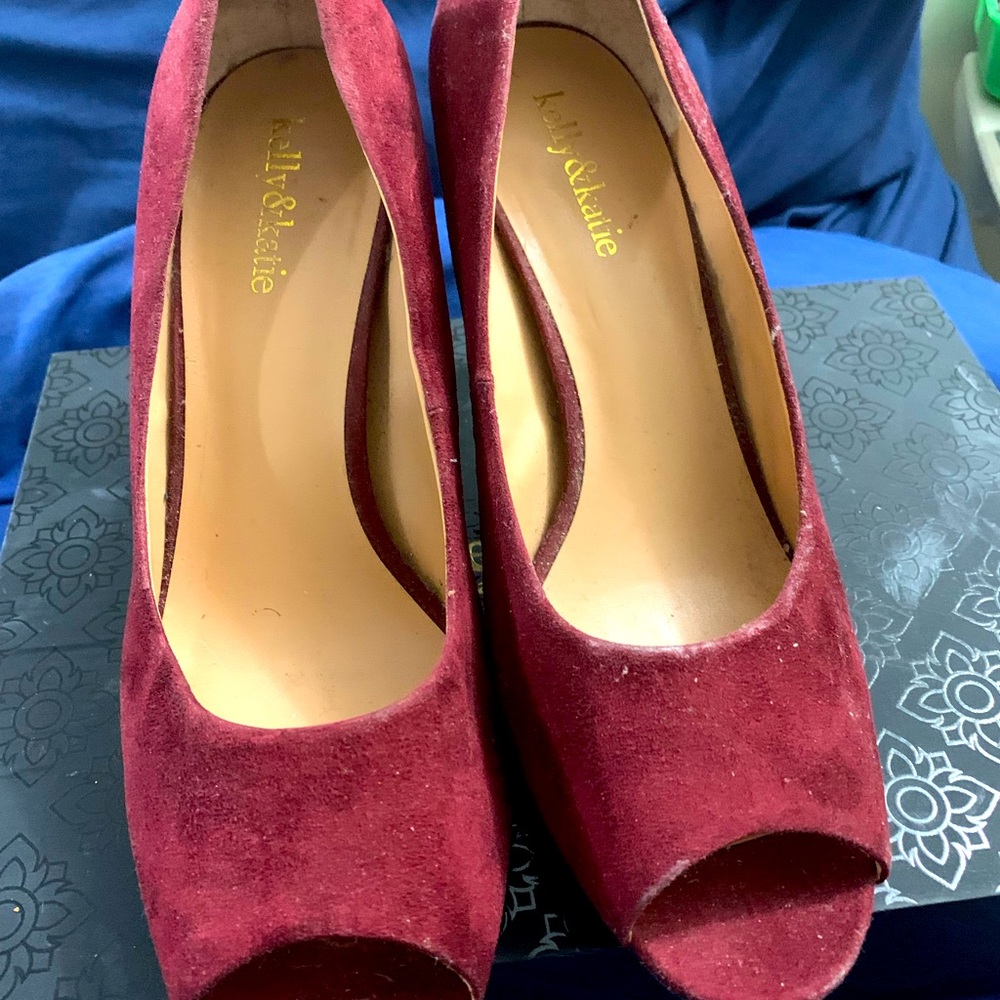 Kelly & Katie size 10M DSW plum color peep toe 3.5 inch shoe.